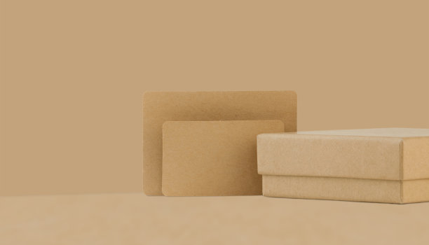 礼品盒和名片棕色背景图片下载