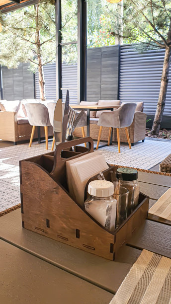 在夏日咖啡馆吃午餐。咖啡装在深色杯子里，放在木桌上。图片下载