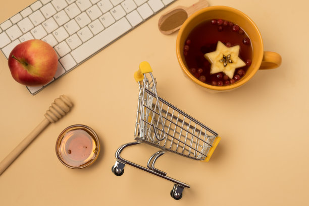 秋季在线购物概念或背景白色键盘一杯茶蜂蜜的极简创意概念水平图片下载