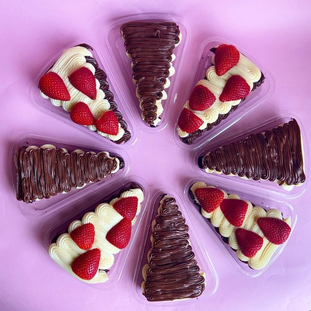 新鲜草莓巧克力蛋糕片，奶油巧克力蛋糕片。图片下载