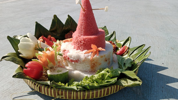 印尼传统食物:锥形大米图片下载