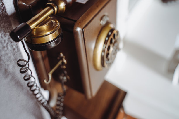 老式的棕色木制电话挂在墙上图片下载