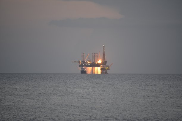 海上的石油平台图片下载