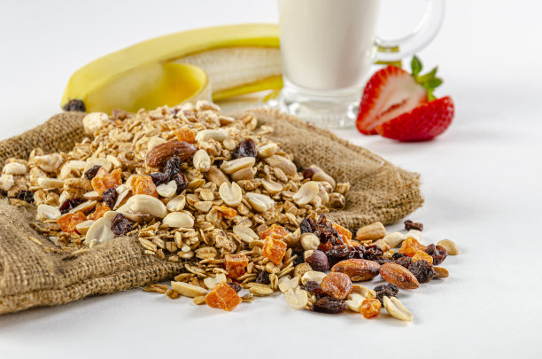 搅拌格兰诺拉麦片和水果图片下载