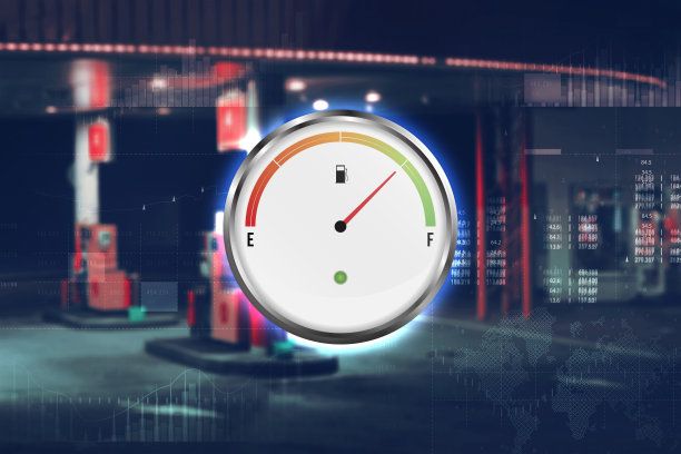 加油站有油表。在晚上。这辆汽车的燃料是汽油。模糊的照片作为背景。图片下载