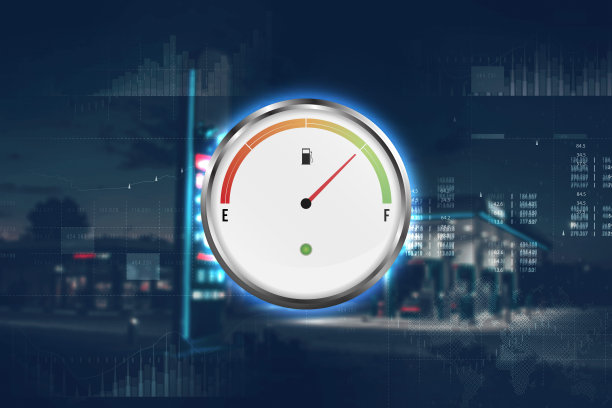 加油站有油表。在晚上。这辆汽车的燃料是汽油。模糊的照片作为背景。图片下载