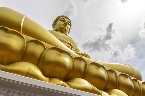 Phra Buddha Dhammakaya Thep Mongkol是一座巨大的铜制金色佛像，有20层楼高(69米)，位于Wat Paknam Bhasicharoen。泰国曼谷，阳光明媚的一天图片下载