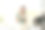 年轻女子在厨房的现代化机器旁享受新鲜芳香的咖啡图片下载