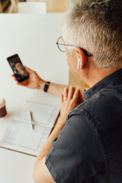 成熟的商人在办公室进行视频通话图片下载