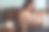 年轻女子坐在沙发上用笔记本电脑工作。非洲妇女在家里用笔记本电脑工作。图片下载