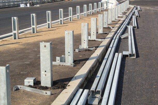 安装新的道路栏杆基础设施。钢横件铺设公路设备。汽车轨道的建造图片下载