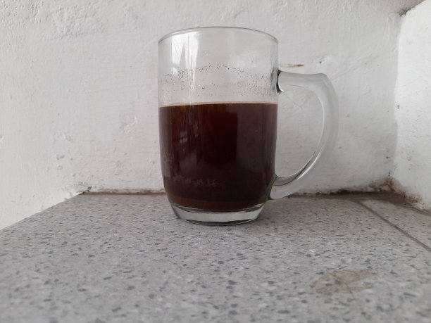 黑咖啡饮料在玻璃前视图图片下载