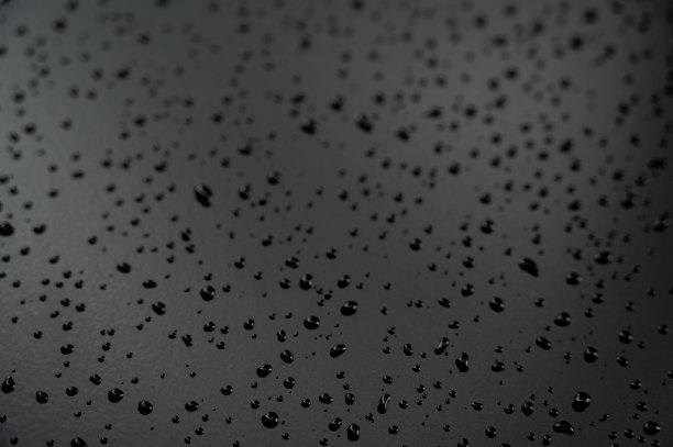 黑色背景的地板上的水滴图片下载