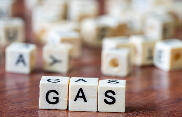 木头背景上的单词gas图片下载