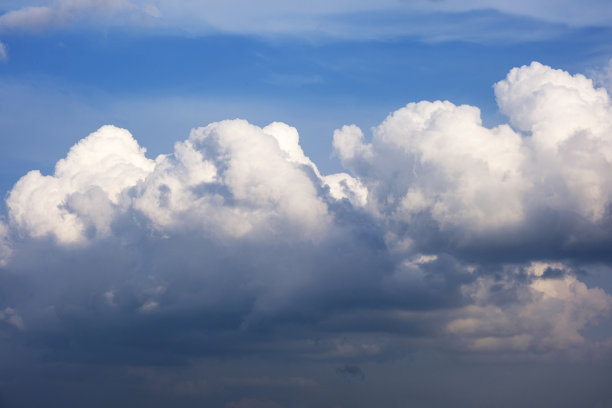 雪白的积云映衬着蓝天图片下载