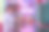Revisualizing灵活的工作。一名女商人下班后在鸡尾酒吧用笔记本电脑与同事们商讨工作图片下载