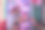 Revisualizing灵活的工作。一名女商人下班后在鸡尾酒吧用笔记本电脑与同事们商讨工作图片下载