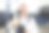 快乐微笑的汽车修理工在车间竖起大拇指图片下载