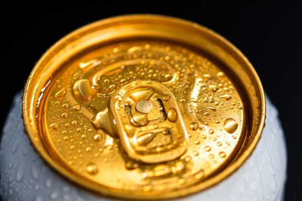 啤酒罐顶部与凝结水滴分离。图片下载