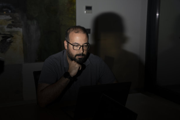 软件开发人员在暗室工作图片下载