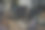 为移动设备开发软件的程序员检查他在手机上开发的软件。图片下载
