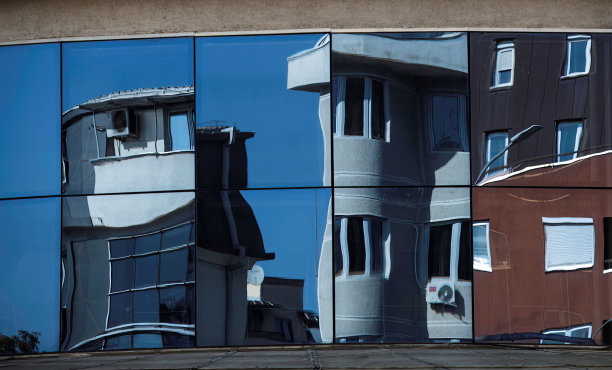 办公楼窗户上的建筑倒影图片下载