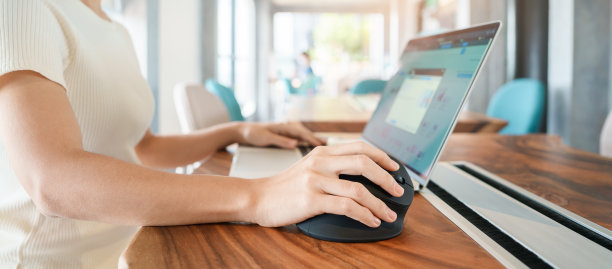 女性手使用电脑人机工程学鼠标，预防手腕因长时间工作而疼痛。De Quervain腱鞘炎，交叉症状，腕管综合征或办公室综合征的概念图片下载