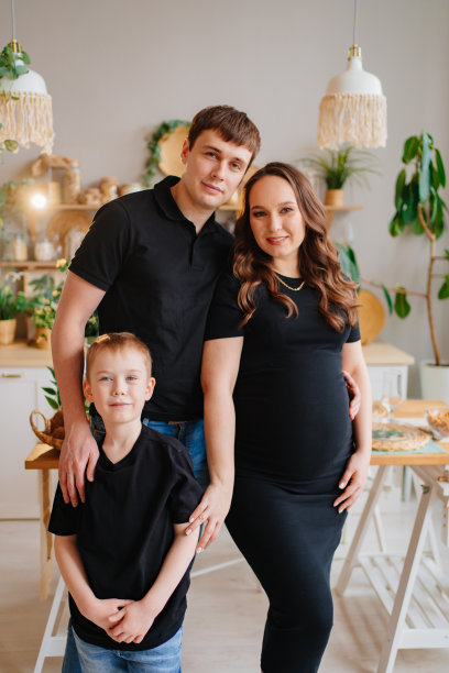 怀孕的妈妈，爸爸和儿子。父母和孩子的关系图片下载