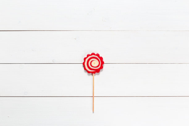 木桌上放着糖棒棒糖图片下载