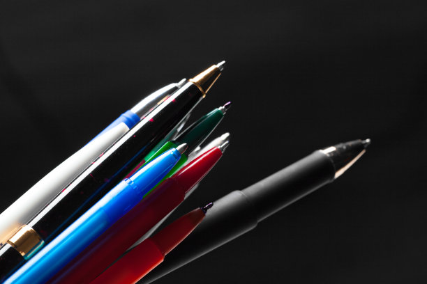 堆笔特写镜头上的黑色背景图片下载