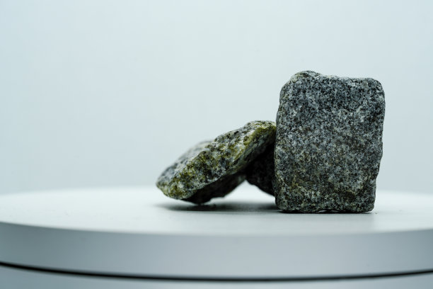 花岗岩富含石英、云母和粗晶长石图片下载