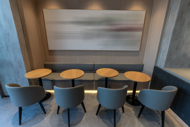 咖啡店里的座位、桌子和椅子图片下载