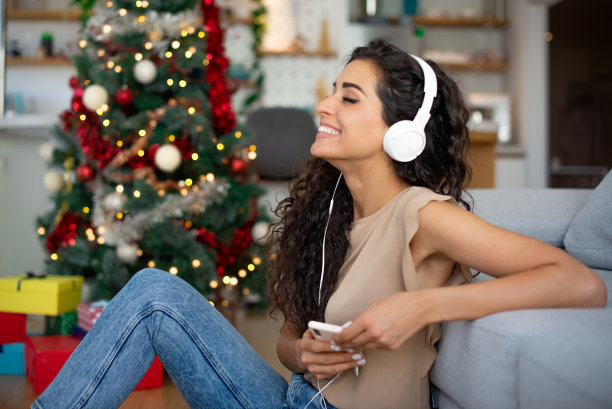 画像一个兴奋的女孩享受音乐库存照片图片下载