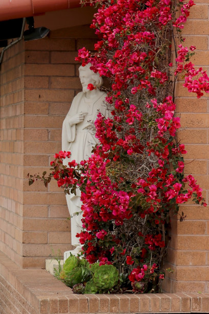花园里的雕塑图片下载