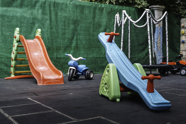 彩色儿童户外游乐场设备与滑梯图片下载