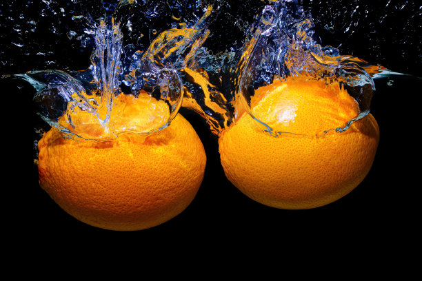 两个橘子掉进水里溅起水花图片下载