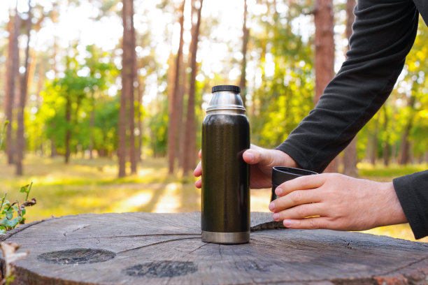 游客用一棵大树桩当茶几图片下载