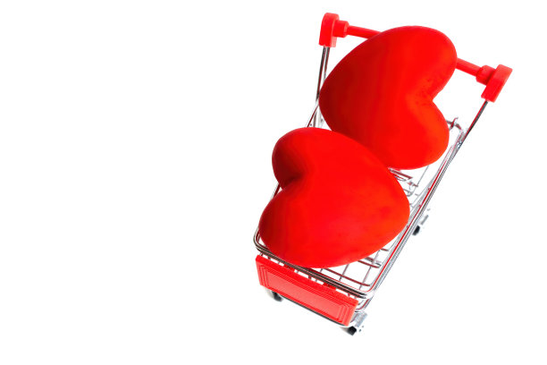 白色的微型推车里有两颗红心图片下载