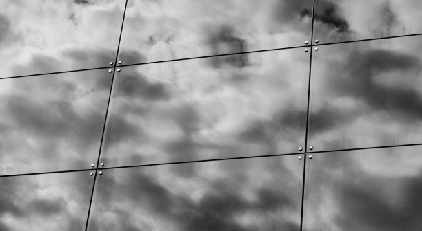 带有反射的建筑立面图片下载