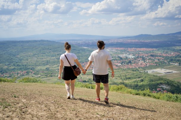 幸福的情侣手牵着手在大自然中散步图片下载