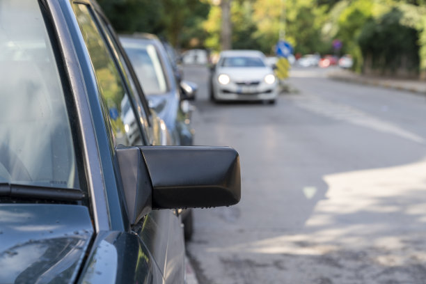 沿街停放着汽车图片下载
