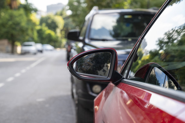 沿街停放着汽车图片下载