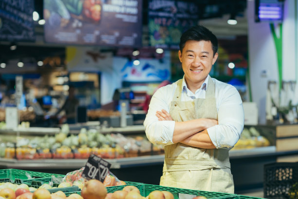一个年轻英俊的亚洲人的肖像，老板和主管的商店，超市图片下载