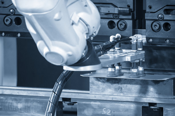 机械臂配合液压压弯机的高技术钣金成型。图片下载