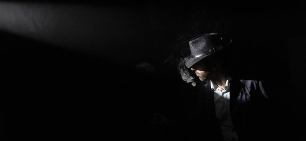 戴着烟帽的男人肖像图片下载