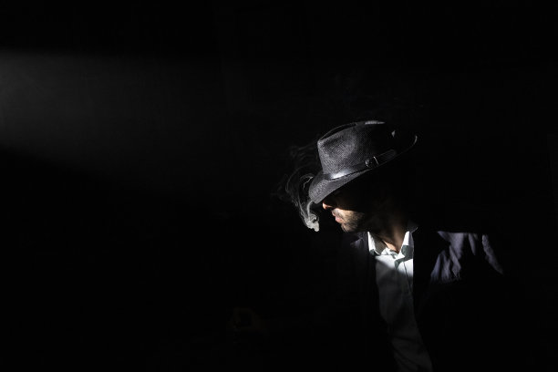 戴着烟帽的男人肖像图片下载