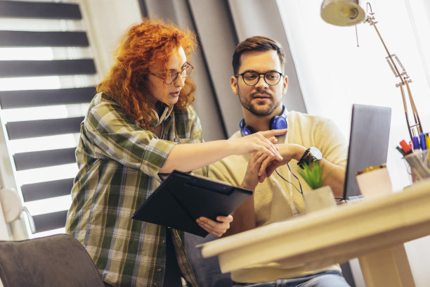 年轻的千禧一代夫妇在家工作。自由职业和远程工作的概念图片下载