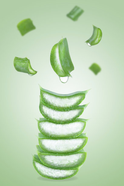 用一滴水悬浮一片芦荟。图片下载