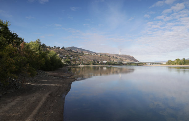 加拿大不列颠哥伦比亚省坎卢普斯的汤普森河图片下载