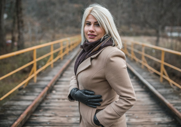 一个微笑的女人站在桥上图片下载